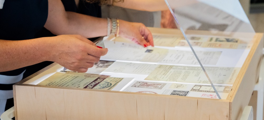 סידור המוצגים מתחת לזכוכית