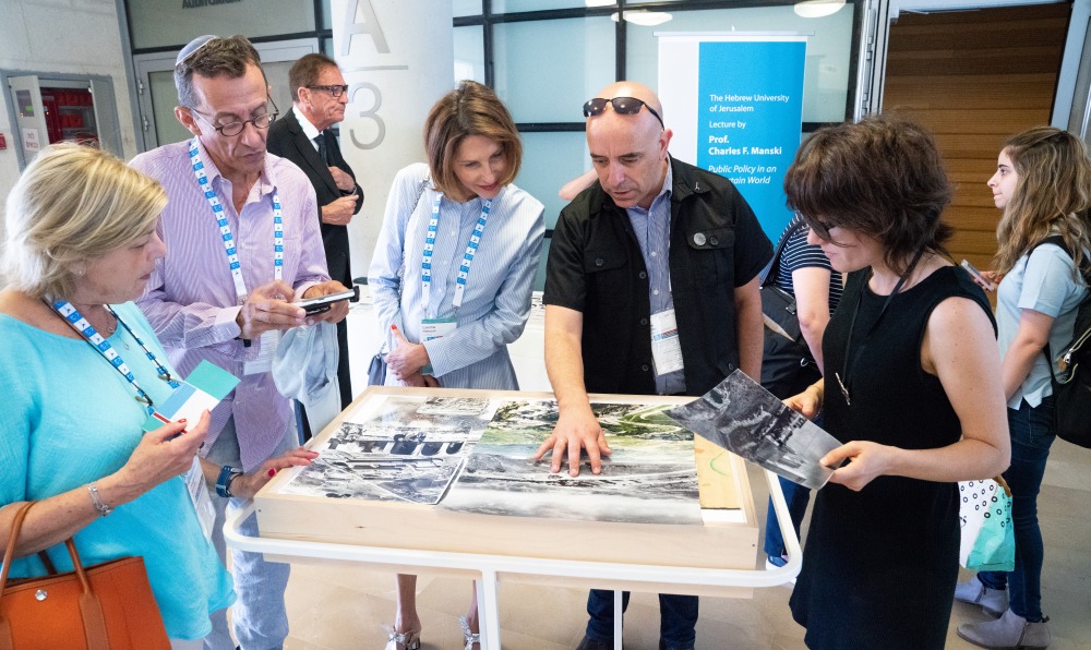 בוחנים את המפות והתצלומים ההיסטוריים של הר הצופים