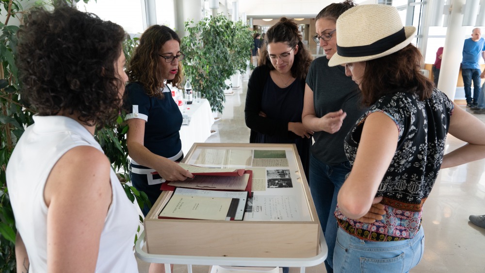 מבקרים בתערוכה